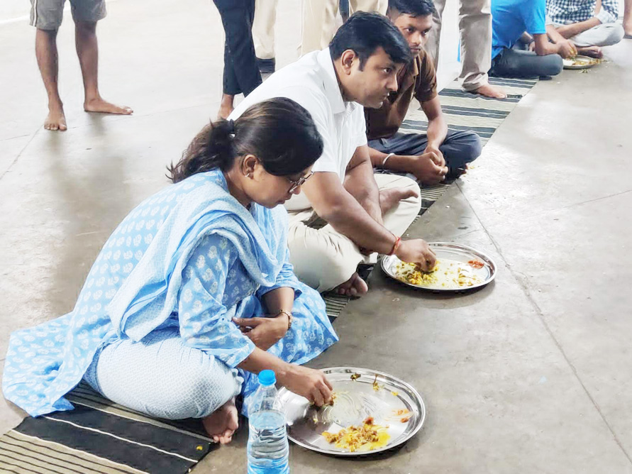 कलेक्टर पहुंचे छात्रावास, बच्चों संग बैठकर किया भोजन कलेक्टर पहुंचे छात्रावास, बच्चों संग बैठकर किया भोजन