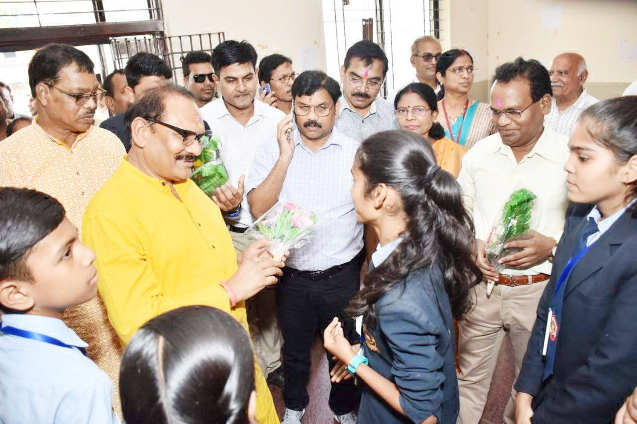 शिक्षामंत्री ने किया नगरी के सरकारी अंग्रेजी स्कूल व कमार छात्रावास का निरीक्षण