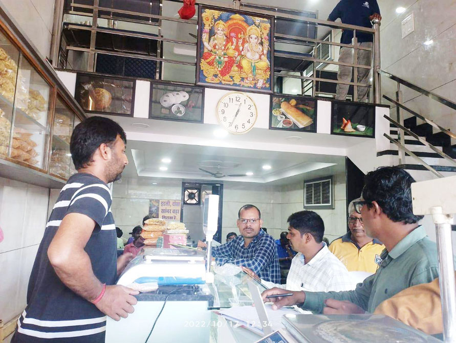 दीपावली त्यौहार- खाद्य अफसरों ने होटल, दुकानों से लिए सैंपल