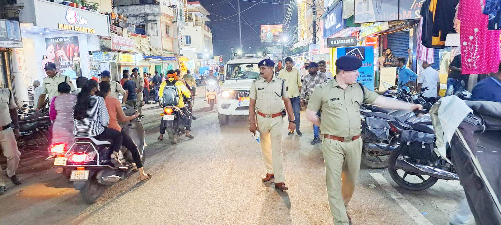 पुलिस जवानों ने बाजार क्षेत्र में की पैदल पेट्रोलिंग