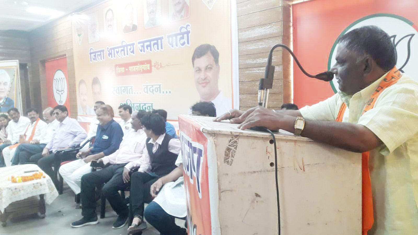 जनता के हित में मिलजुल कर लड़ेंगे और आगे बढ़ेंगे - रमेश जनता के हित में मिलजुल कर लड़ेंगे और आगे बढ़ेंगे - रमेश