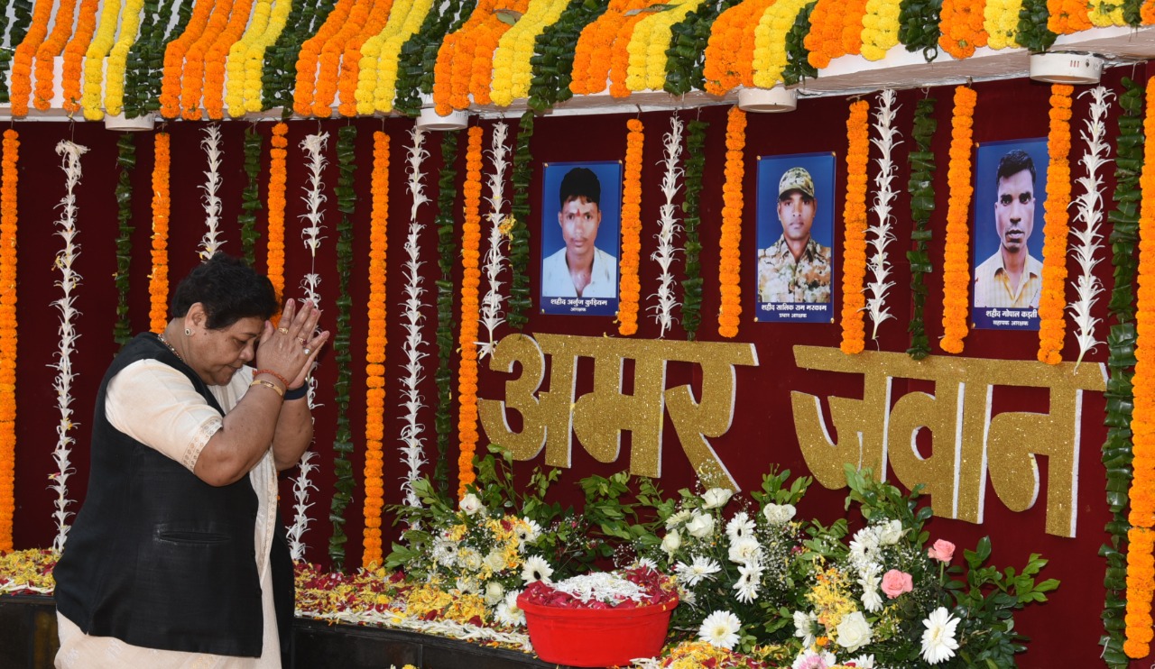 अशांत क्षेत्रों में तैनात जवानों ने अपने साहस का लोहा मनवाया, उनकी तैनाती हमारी ढाल-राज्यपाल अशांत क्षेत्रों में तैनात जवानों ने अपने साहस का लोहा मनवाया, उनकी तैनाती हमारी ढाल-राज्यपाल