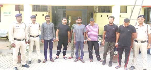 सिलिको मैंगनीज की जगह ट्रकों में पत्थरों की डिलीवरी सिलिको मैंगनीज की जगह ट्रकों में पत्थरों की डिलीवरी