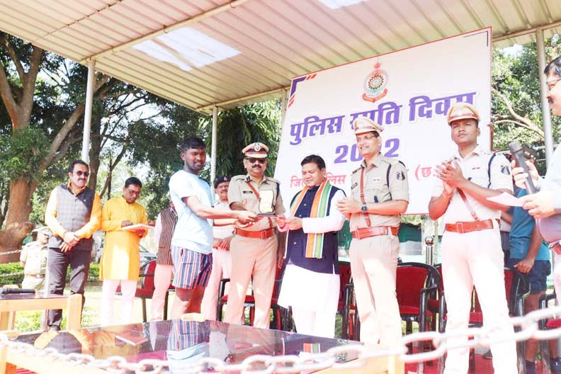 पुलिस स्मृति दिवस पर शहीदों को दी श्रद्धांजलि