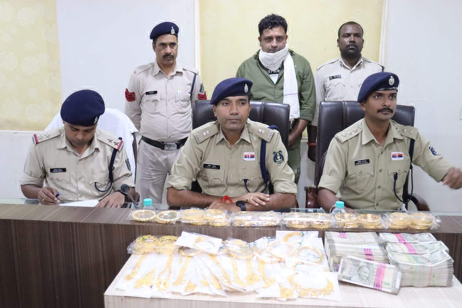 लॉज में दबिश, एक करोड़ के जेवर व 13 लाख नगदी संग एक गिरफ्तार