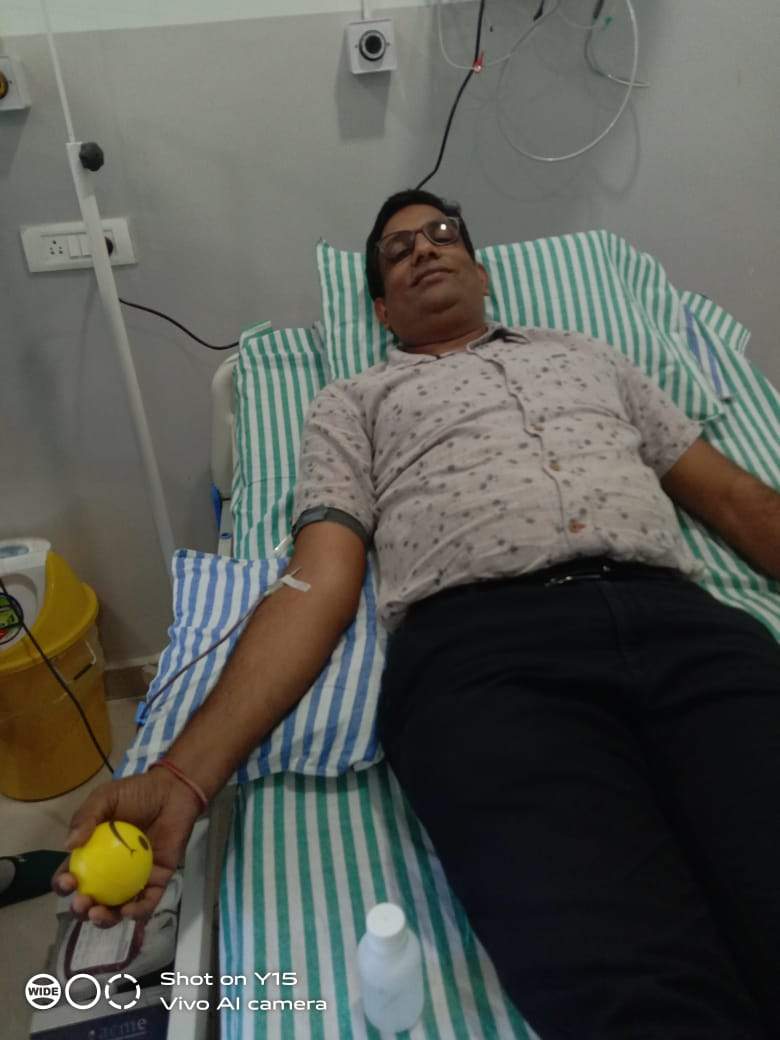 संजीवनी अस्पताल के रक्तदान शिविर में युवाओं ने किया रक्तदान