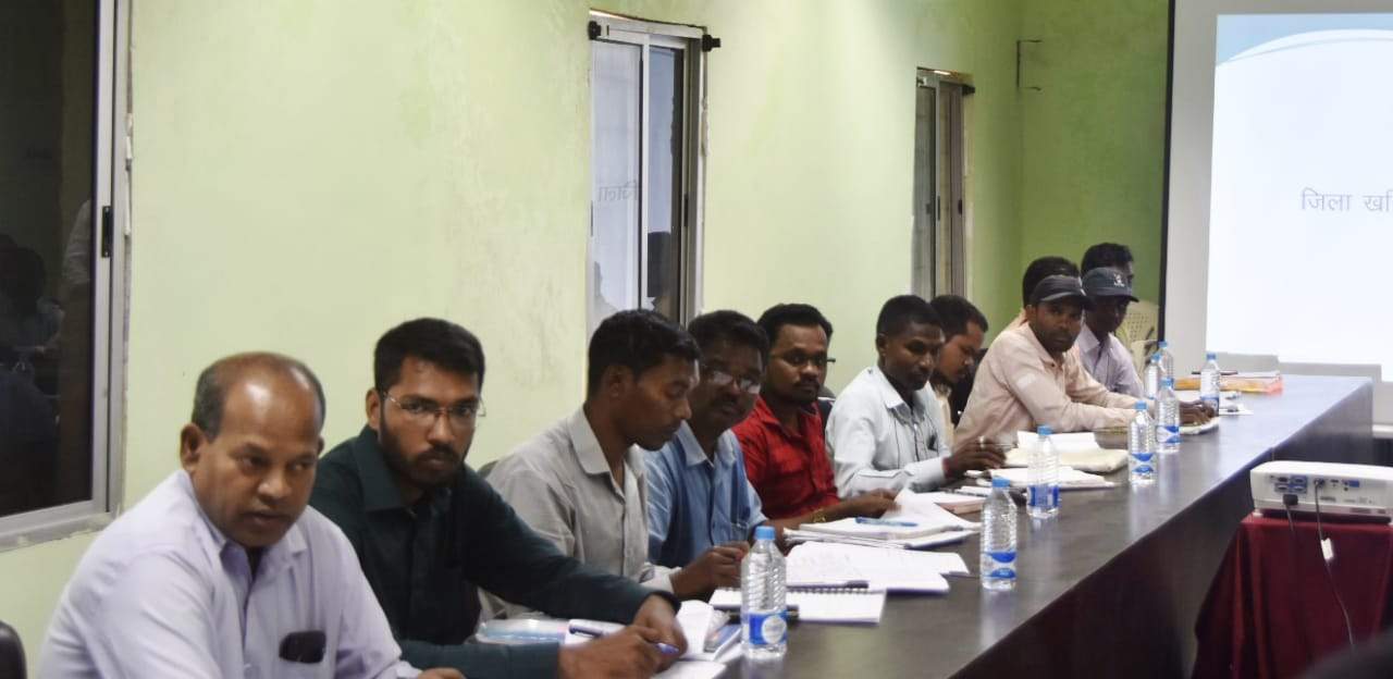 समय सीमा में पूर्ण हो काम - कलेक्टर