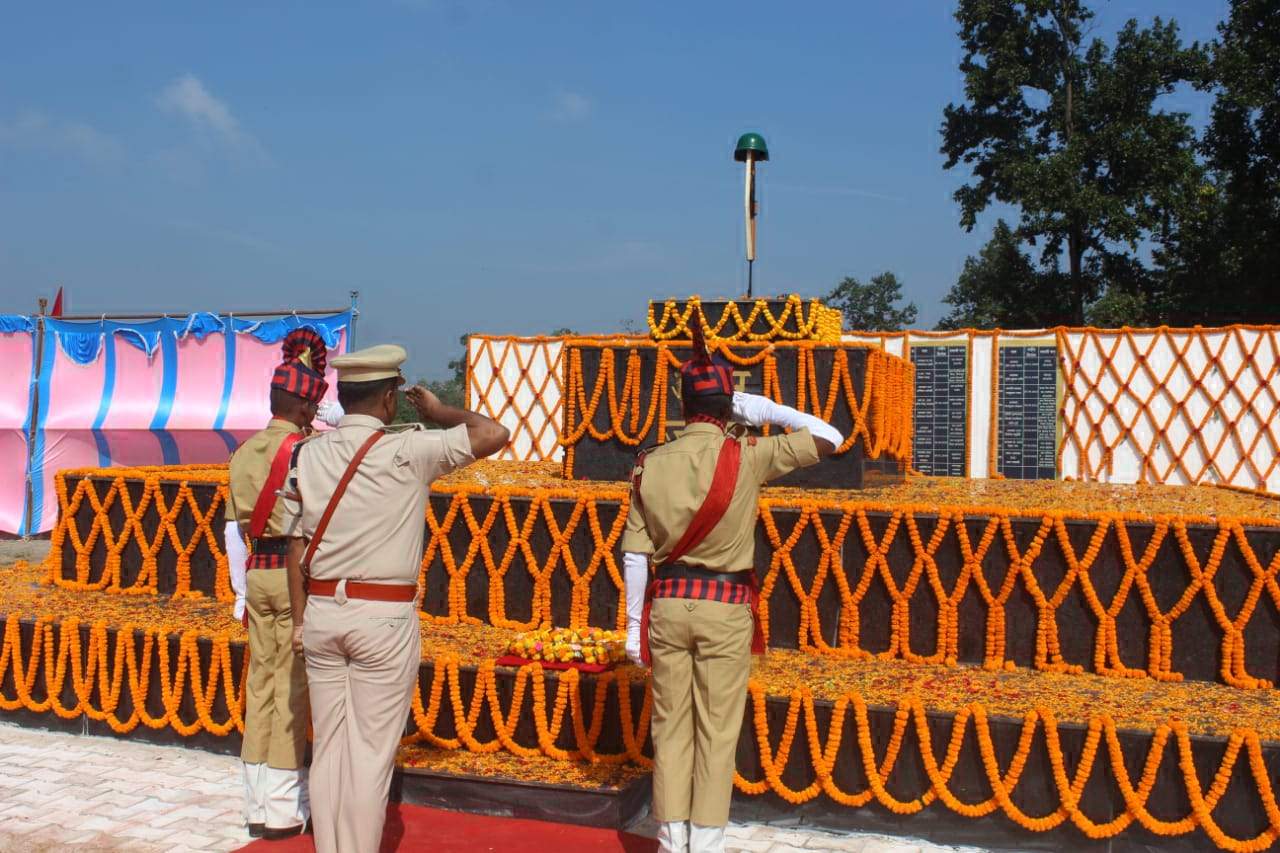 पुलिस स्मृति दिवस: शहीदों को दी श्रद्धांजलि