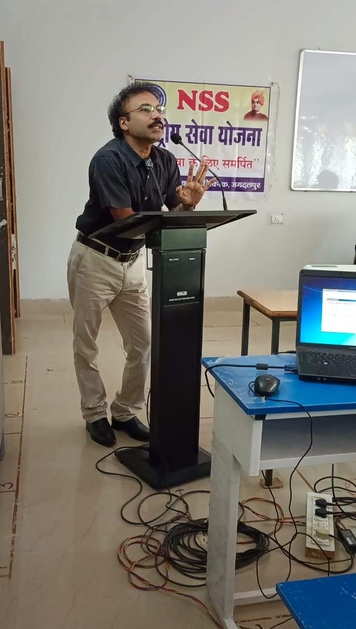 एनएमडीसी के उप महाप्रबंधक ने दी पॉलिटेक्निक छात्राओं को इस्पात सयंत्र से संबंधित रोजगार की जानकारी