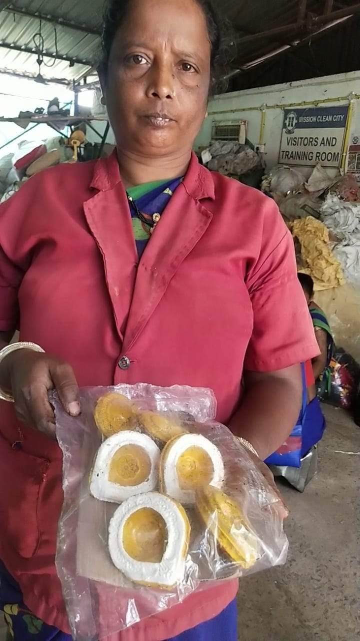 स्व सहायता समूह की महिलाएं बना रही हैं गोबर से इको फ्रेंडली दीये