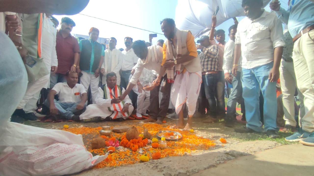 मोहरी बाजा की मधुर स्वर लहरियों के बीच परंपरागत पूजा विधान के साथ प्रभारी मंत्री ने रखी माहरा समाज के भवन की आधारशिला