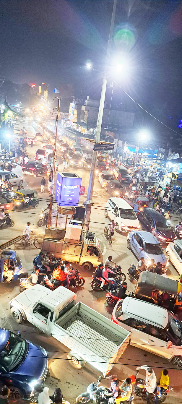 धनतेरस के एक दिन पहले शहर के उमड़ी भारी भीड़ कई  चौक- चौराहों में यातायात जाम की स्थिति