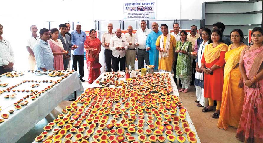 छात्रों-शिक्षकों ने बनाए पर्यावरण के अनुकूल गोबर के दिए छात्रों-शिक्षकों ने बनाए पर्यावरण के अनुकूल गोबर के दिए