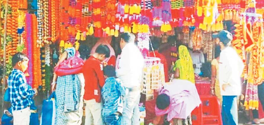 सोना-चांदी, कपड़े से लेकर बर्तन और इलेक्ट्रिॉनिक सामानों की दुकानें सजी सोना-चांदी, कपड़े से लेकर बर्तन और इलेक्ट्रिॉनिक सामानों की दुकानें सजी