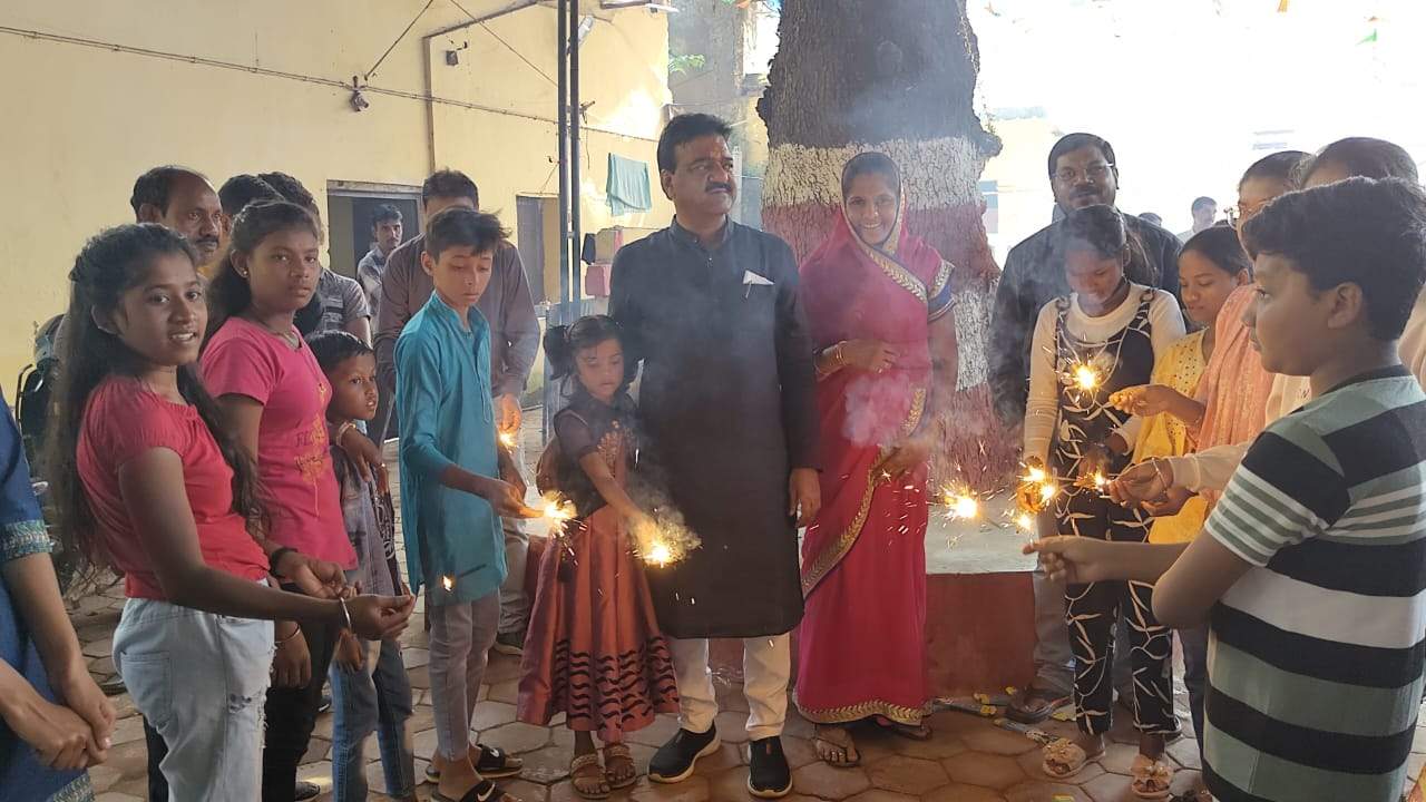 कोरोना काल में माता-पिता खोने वाले विद्यार्थियों के संग संसदीय सचिव ने मनाई दीवाली