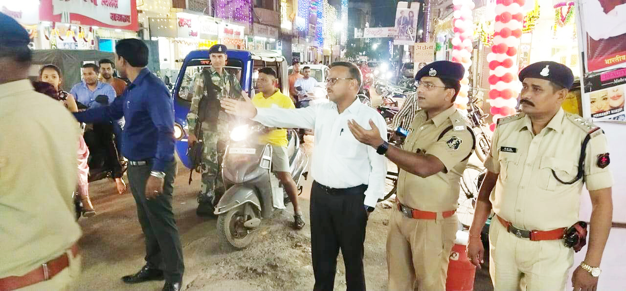 डीआईजी की अगुवाई में निकला फ्लैग मार्च