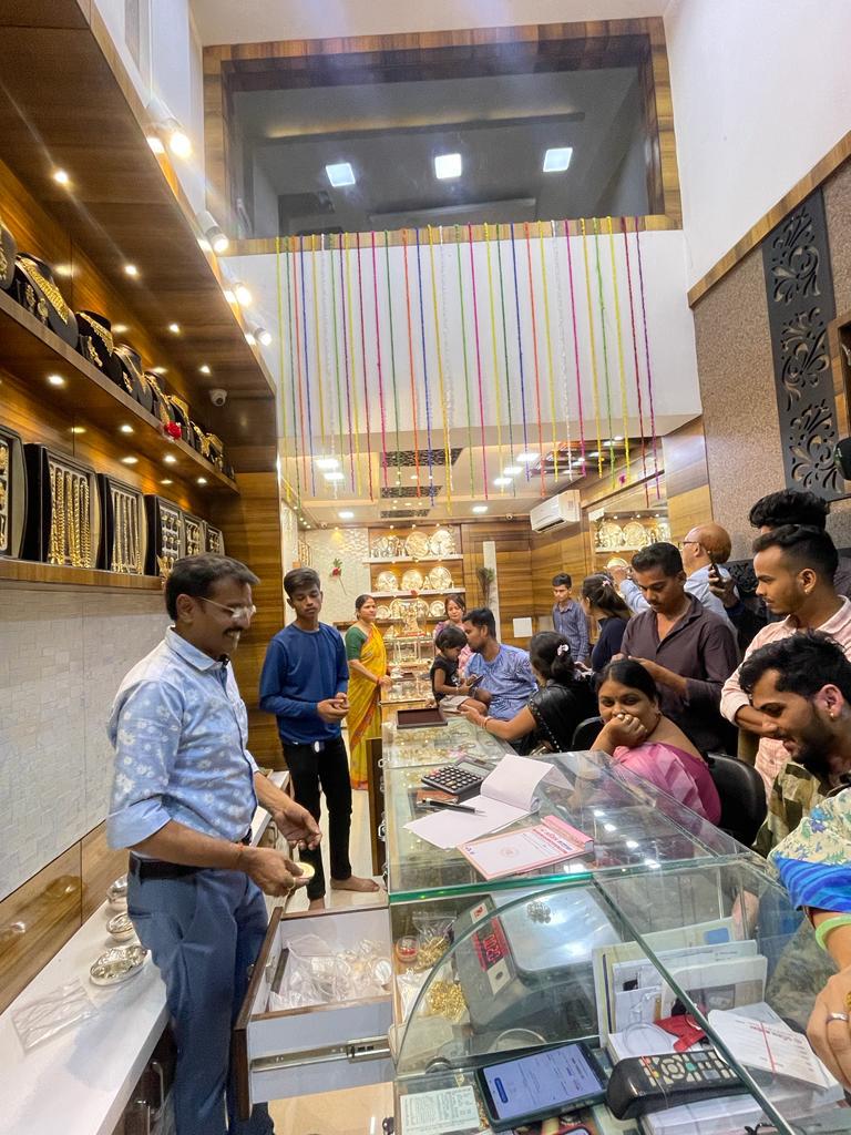 धनतेरस पर बाजार में रौनक, लोगों ने की खूब खरीदी धनतेरस पर बाजार में रौनक, लोगों ने की खूब खरीदी
