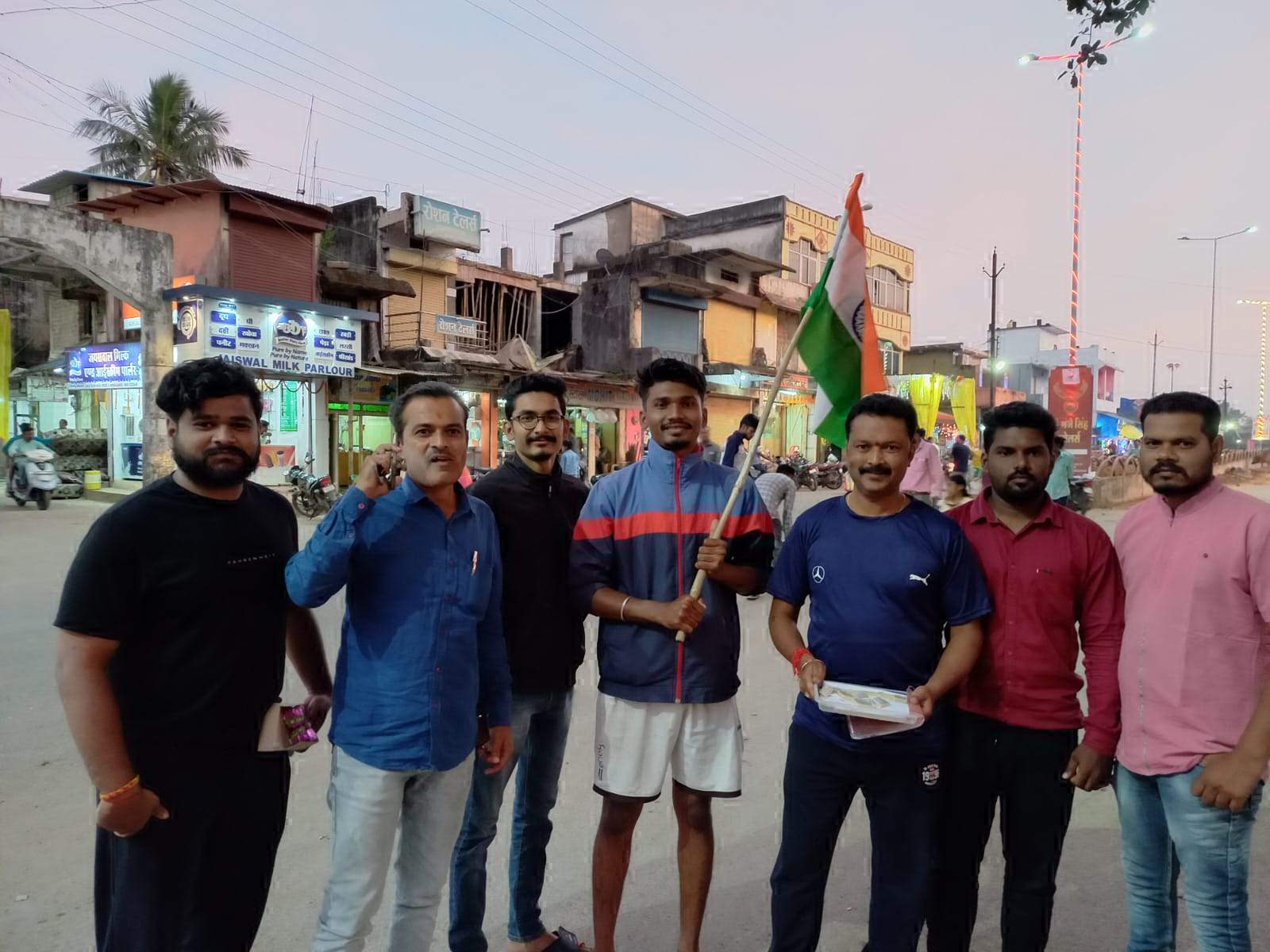 क्रिकेट में भारत की जीत का युवाओं ने मनाया जश्न