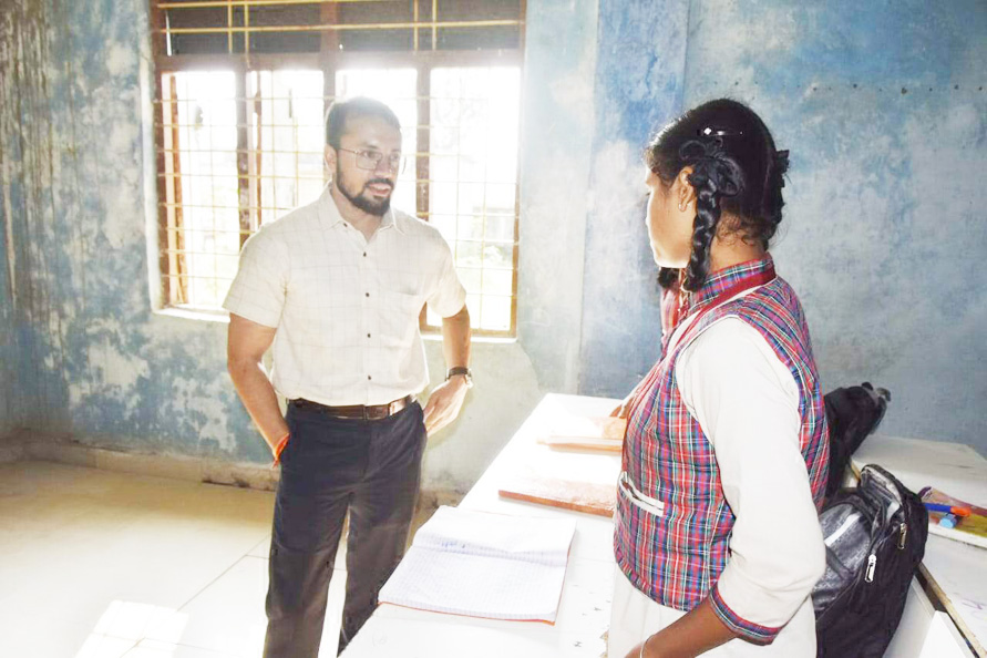 कलेक्टर ने बच्चों से किया संवाद