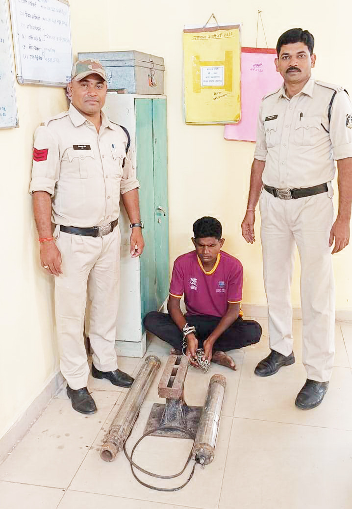 चोरी की 2 समर्सिबल पंप के साथ आरोपी गिरफ्तार, घर में छिपा रखा था