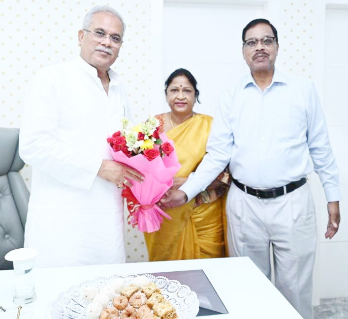 मुख्यमंत्री से भेंटकर सिहावा विधायक ने दीपावली की दी बधाई