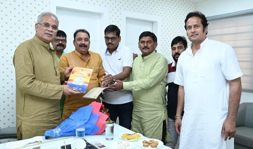 छठ पूजा के लिए सीएम को न्यौता छठ पूजा के लिए सीएम को न्यौता