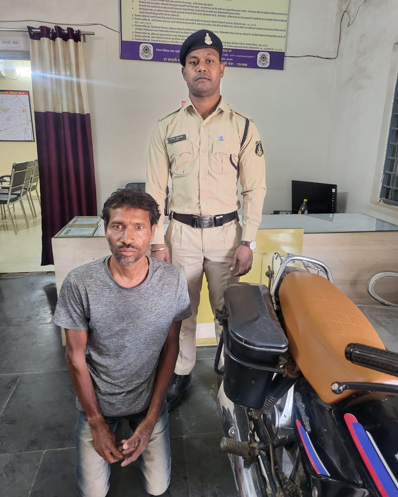 मोटर सायकल चोर गिरफ्तार, एक बाइक बरामद मोटर सायकल चोर गिरफ्तार, एक बाइक बरामद