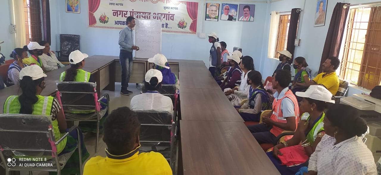 स्वच्छता कर्मी व डोर टू डोर समूह कर्मियों को प्रशिक्षण