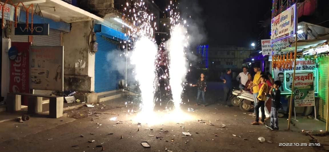 धूमधाम से मनी दीपावली, दीयों व लाईटों से जगमाया नगर