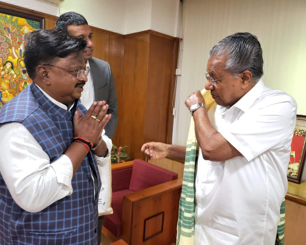 राष्ट्रीय आदिवासी नृत्य महोत्सव में शामिल होने केरल के सीएम को न्यौता