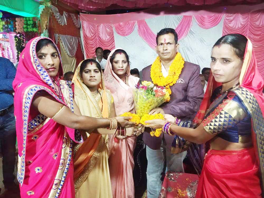 माँ लक्ष्मी पूजा में शामिल हुए नए जिलाध्यक्ष शिवचरण