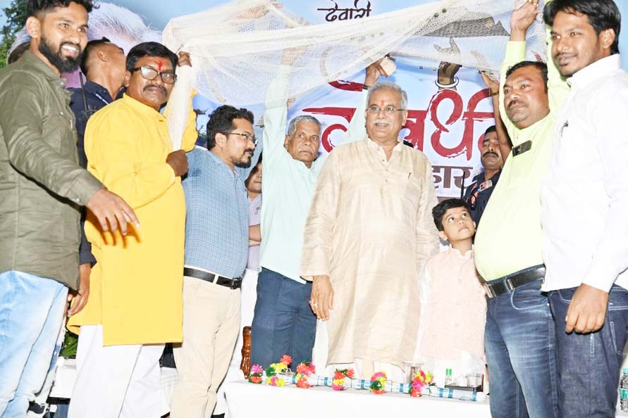 सीएम को जाल भेंट कर दी दिवाली की बधाई सीएम को जाल भेंट कर दी दिवाली की बधाई