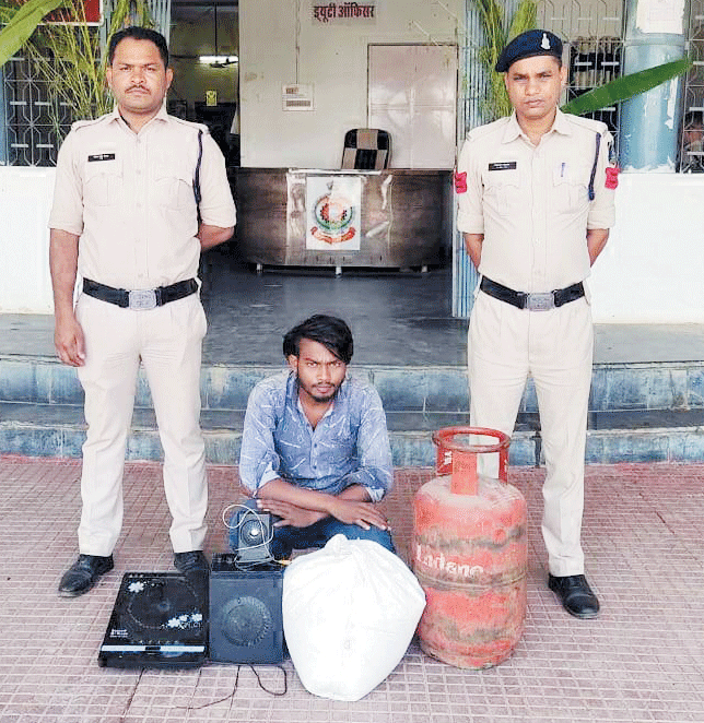 चोरी का आरोपी बंदी