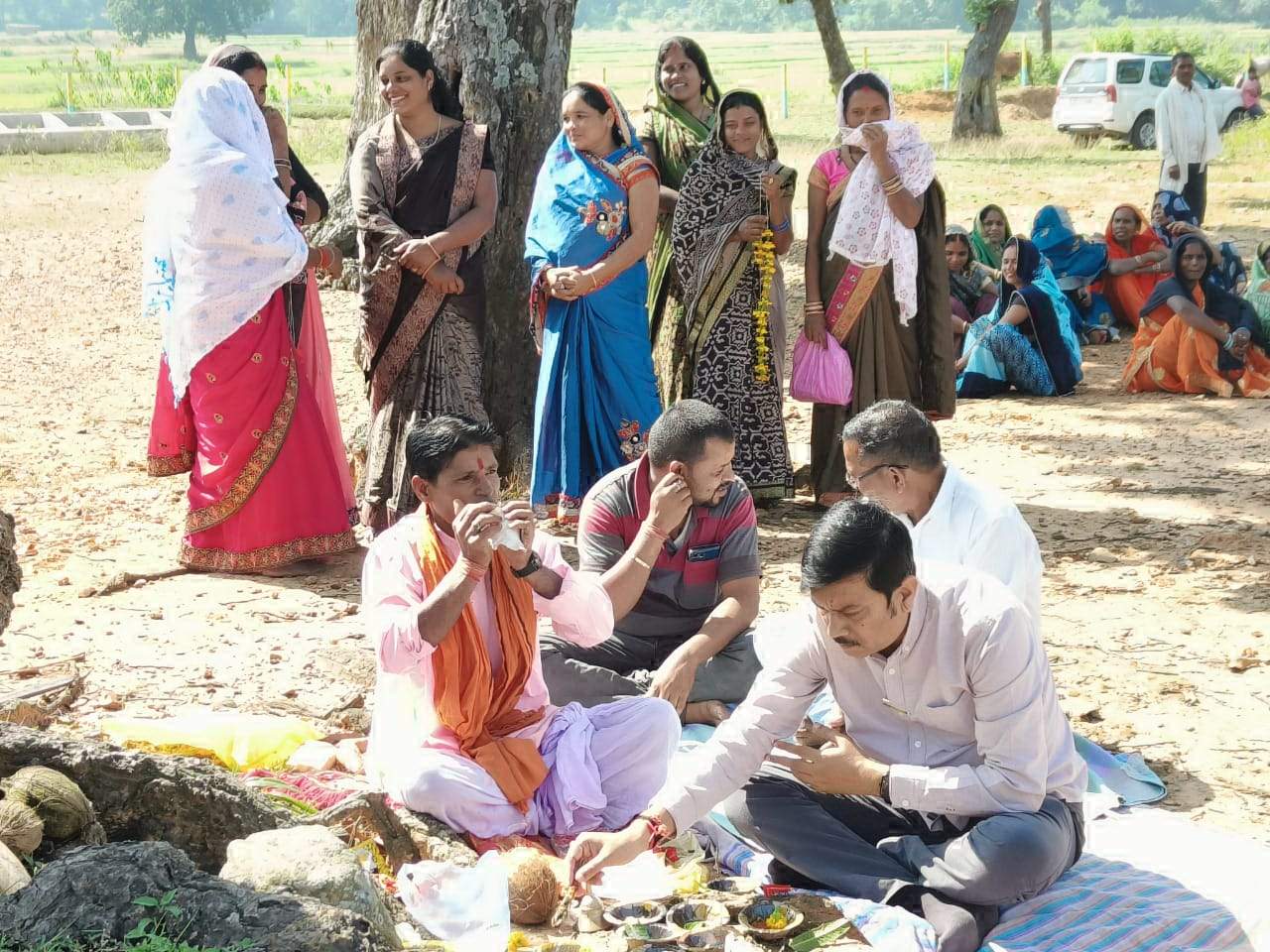लखनपुर जनपद उपाध्यक्ष गोवर्धन पूजा में हुए शामिल