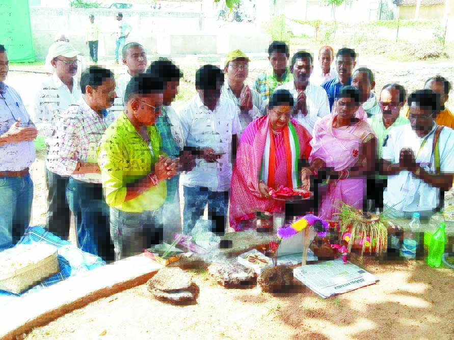 लक्ष्मी धु्रव ने की गोवर्धन पूजा 