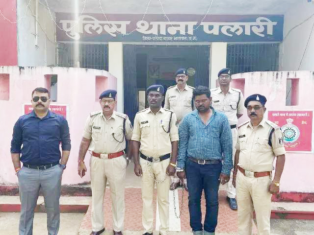 छापामारी में पुलिस से गाली-गलौच व मारपीट, आरोपी का निकाला जुलूस छापामारी में पुलिस से गाली-गलौच व मारपीट, आरोपी का निकाला जुलूस