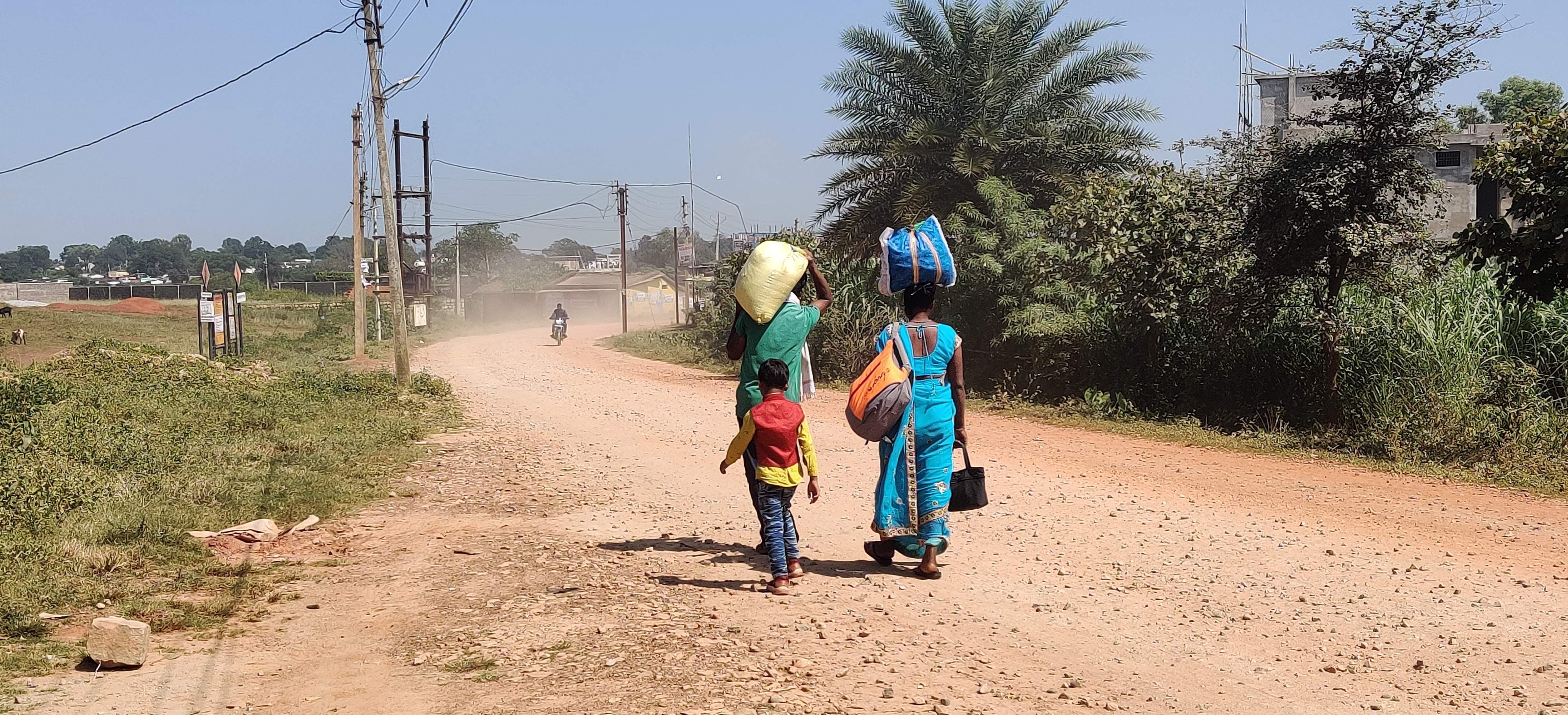 बारिश खत्म, अब अधूरी सडक़ के निर्माण का इंतजार 