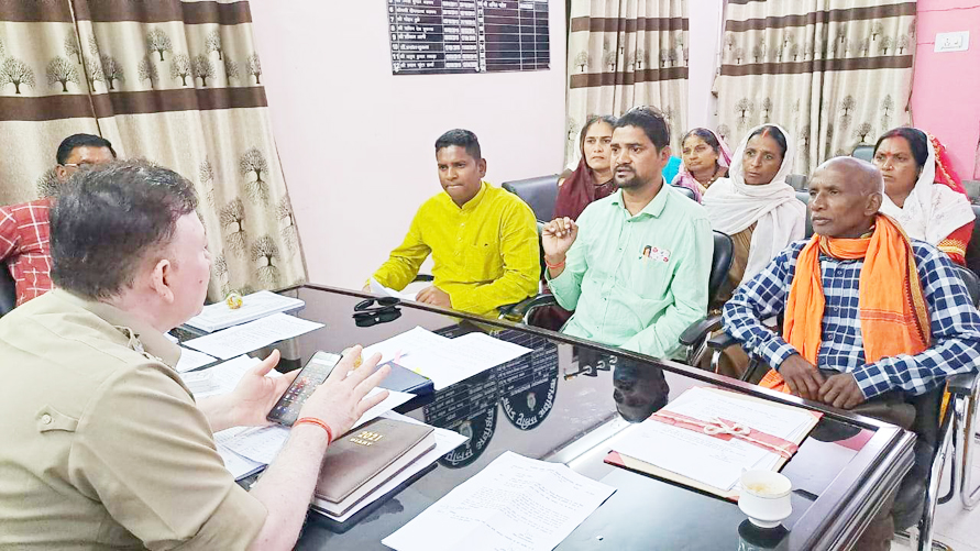 एक ही परिवार के तीन सदस्य बेच रहे अवैध शराब