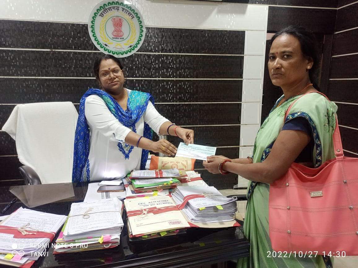 भृत्य का निधन, आश्रित को 1 लाख का चेक सहायता स्वरूप