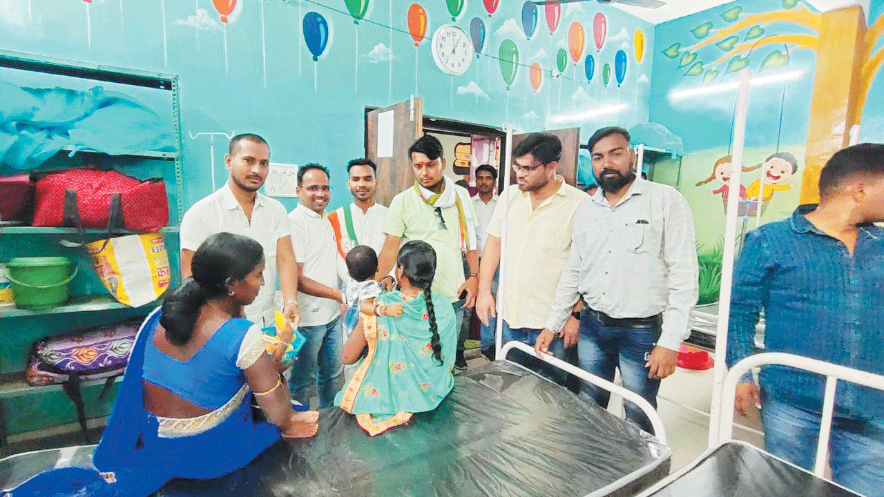 आकाश के प्रदेश अध्यक्ष बनने पर युकां पदाधिकारियों ने मरीजों को बांटे फल