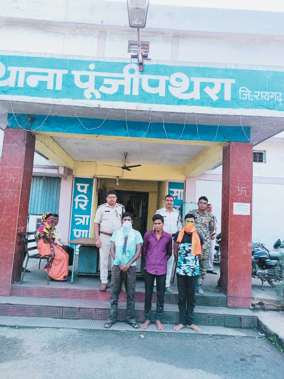 महिला से छेडख़ानी, 3 गिरफ्तार