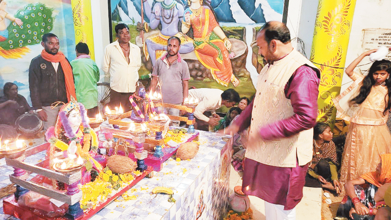 गाजे-बाजे के साथ निकली शिव की बारात धूमधाम से मनाया गौरी-गौरा उत्सव गाजे-बाजे के साथ निकली शिव की बारात धूमधाम से मनाया गौरी-गौरा उत्सव