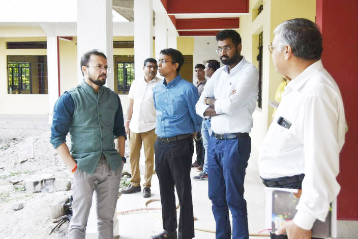 शीघ्र पूर्ण करें निर्माण - कलेक्टर