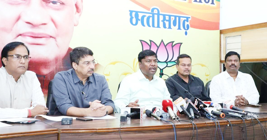भाजपा का सवाल-नौकरी और शिक्षा का अधिकार जरूरी है या नृत्य भाजपा का सवाल-नौकरी और शिक्षा का अधिकार जरूरी है या नृत्य