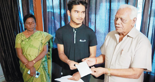 विधायक ने आईआईटी में चयनित प्रिंस को पढ़ाई के लिए 50 हजार का चेक सौंपा