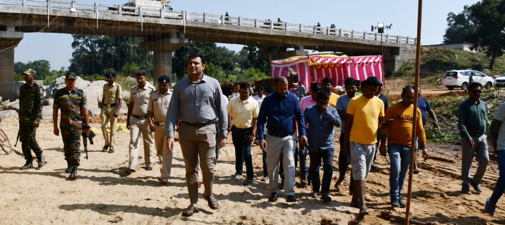 कलेक्टर-एसपी ने किया सेन्दुर व कन्हर नदी के छठ घाट का निरीक्षण