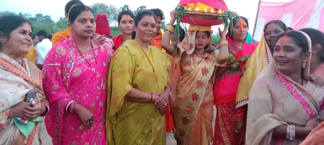 अस्ताचलगामी सूर्य को व्रतियों के साथ अर्घ्य देने छठघाट पहुंचीं गोमती