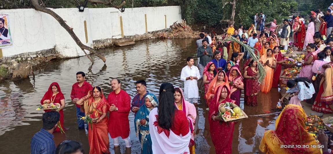 डूबते सूर्य को दिया अर्घ्य, सुख-समृद्धि की कामना