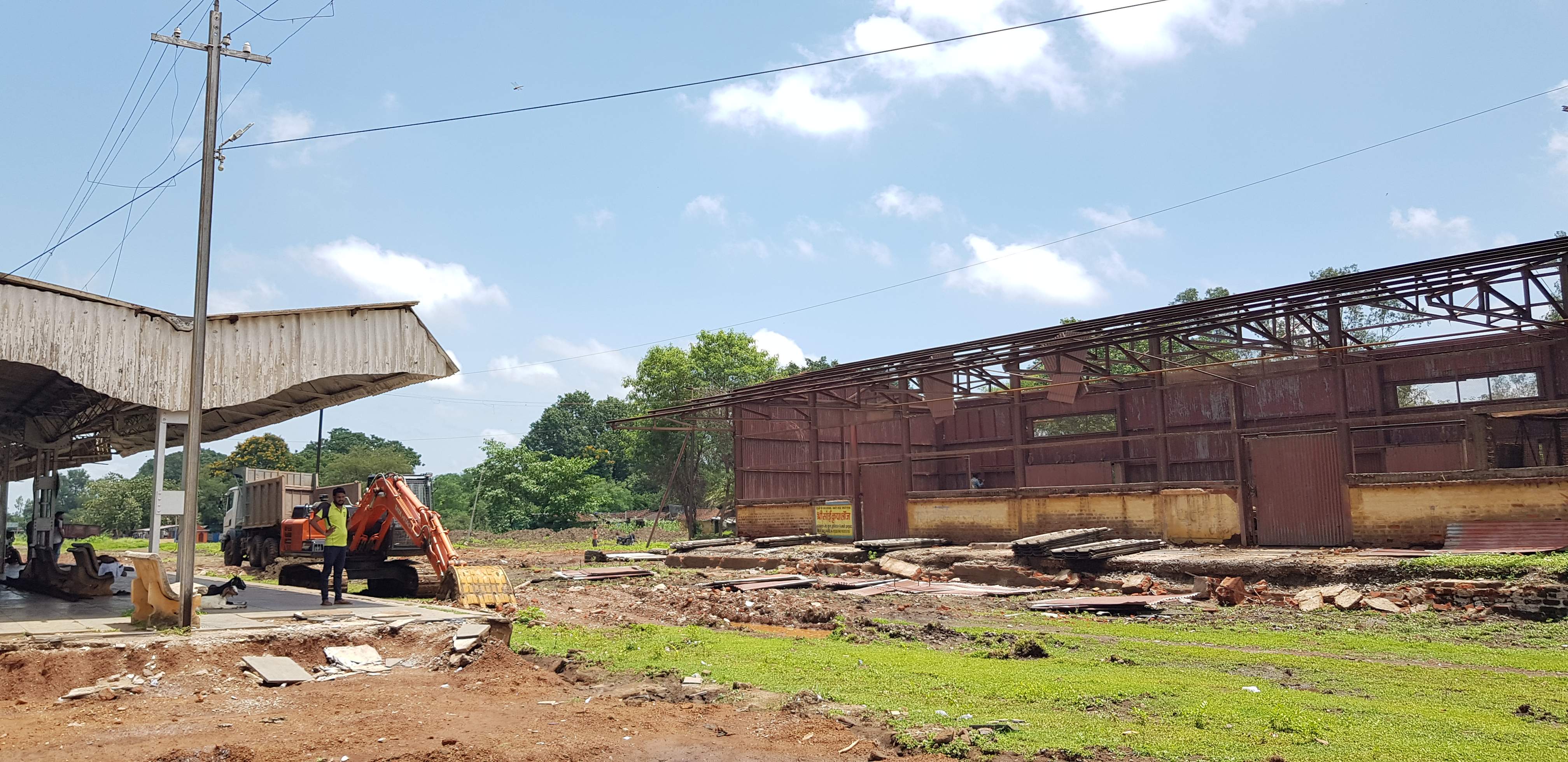 6 दिन में तैयार किया प्लेटफार्म के लिए 70 मीटर वॉल