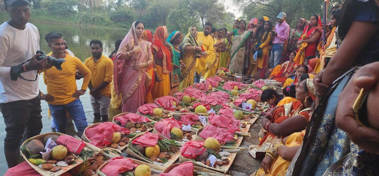 छठ घाट पहुंचीं विधायक , सुख- समृद्धि की कामना